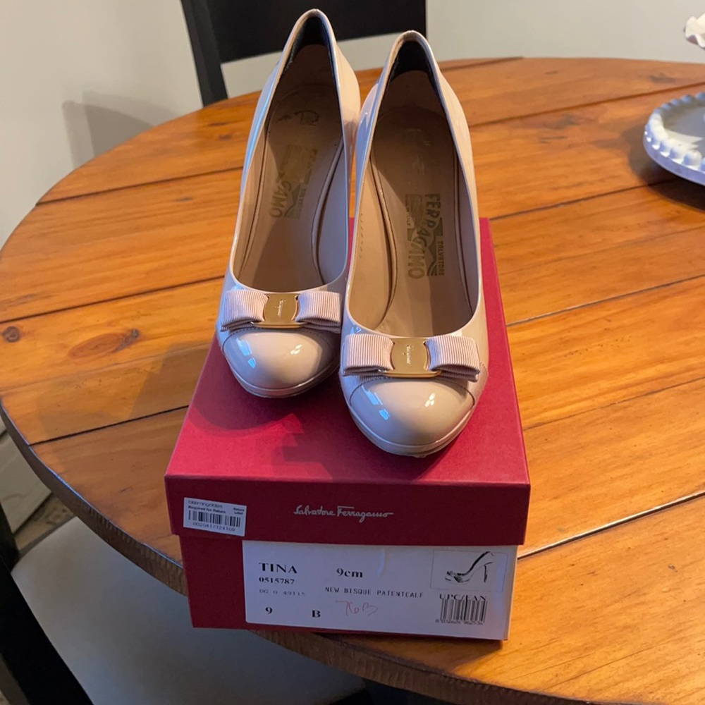 Ladies Ferragamo Nude Heels